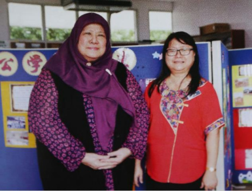 莎莉娜(左)在直落甘望中華公學五年級時轉(zhuǎn)校，但她時而也會重返小學探望師長們。右者為現(xiàn)任直落甘望中華公學校長許秀蘭。