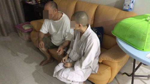 2名中國籍男女，假扮和尚向民眾募款和行騙，最終落入警網(wǎng)。(來源：馬來西亞《中國報》)