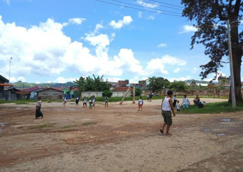 老臘戌云南會(huì)館前的大空地，猜測(cè)是當(dāng)年機(jī)工卡車停泊的地方。(圖：星洲日?qǐng)?bào))