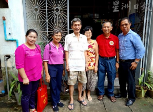 太平埠南僑機(jī)工劉春泉兒子劉振忠夫婦(左三、四)，及機(jī)工二代何秀美(左一)與劉道南夫婦等合影。(圖片來(lái)源：馬來(lái)西亞《星洲日?qǐng)?bào)》)