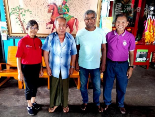 劉道南盧觀英夫婦訪問機(jī)工符福錦兒子符和平與胡天木兒子胡丁華(右一)。(圖片來(lái)源：馬來(lái)西亞《星洲日?qǐng)?bào)》)