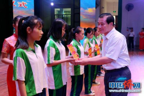 現(xiàn)場(chǎng)為受助貧困大學(xué)生頒發(fā)助學(xué)金?！堒缫?攝