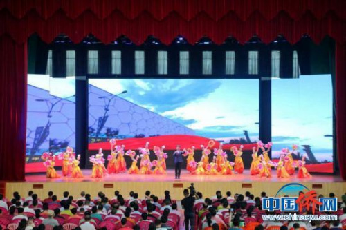 圖為捐資助學(xué)活動(dòng)儀式現(xiàn)場(chǎng)文藝演出?！堒缫?攝