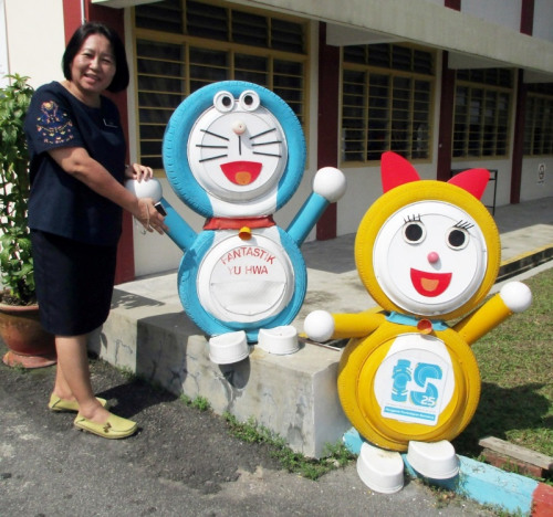 陳秀珍：校門口顯眼的小叮當造型，書寫別具意義的標語。（馬來西亞《星洲日報》）