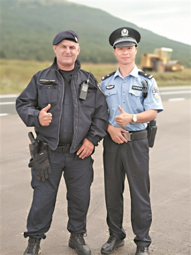 黎倍君與克羅地亞警察合影。