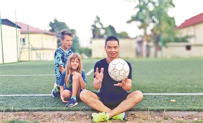 黎倍君與當(dāng)?shù)匦W(xué)生一起踢球。