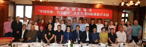 座談會(huì)后，僑界代表與重慶代表團(tuán)成員合影。