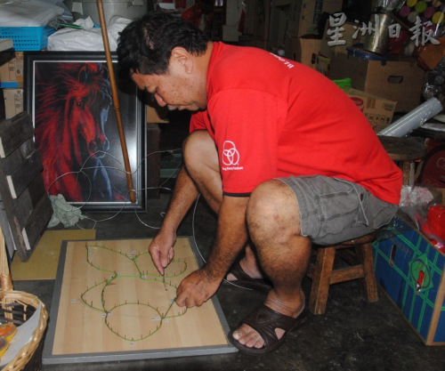 張瑞清看好今年中秋節(jié)傳統(tǒng)燈籠市場(chǎng)，決定多做一些燈籠應(yīng)節(jié)。（馬來西亞《星洲日?qǐng)?bào)》）