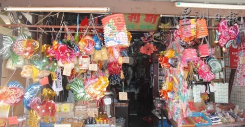 中秋節(jié)快到了，各式各樣的傳統(tǒng)玻璃彩紙燈籠上架，反應(yīng)熱烈。（馬來西亞《星洲日?qǐng)?bào)》）