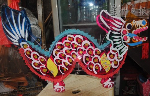 這款龍形傳統(tǒng)玻璃彩紙燈籠，已傳承至少半個(gè)世紀(jì)。（馬來西亞《星洲日?qǐng)?bào)》）