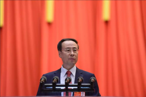 圖為大會(huì)主席團(tuán)常務(wù)主席萬立駿作工作報(bào)告。(中國僑聯(lián)供圖)