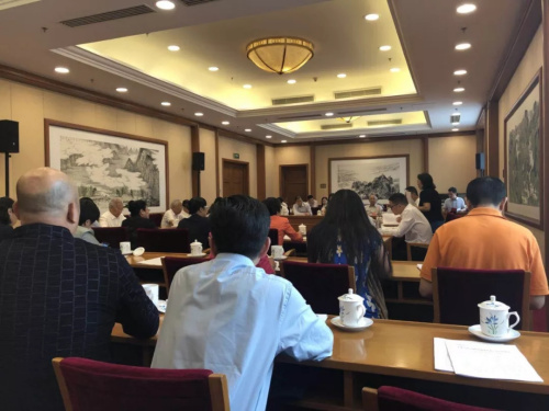 圖為廣東省代表團(tuán)會(huì)議期間進(jìn)行分組討論。<a target='_blank' >中新社</a>記者 周乾憲 攝