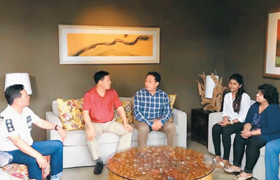 　圖為李前華(中)在科倫坡與廣西商務(wù)廳考察團(tuán)成員討論斯里蘭卡寶石資源的開發(fā)合作事宜。 照片由李前華本人提供