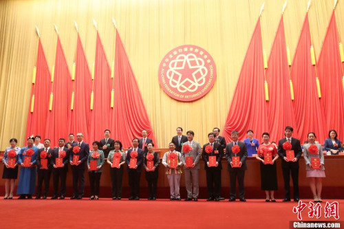 8月29日，第十次全國歸僑僑眷代表大會在北京人民大會堂開幕。會上宣讀了《中國僑聯(lián)、國務(wù)院僑辦關(guān)于表彰中國僑界杰出人物和全國歸僑僑眷先進(jìn)個(gè)人的決定》《人力資源社會保障部、中國僑聯(lián)關(guān)于表彰全國僑聯(lián)系統(tǒng)先進(jìn)集體和先進(jìn)工作者的決定》《中國僑聯(lián)關(guān)于表彰全國僑聯(lián)系統(tǒng)先進(jìn)組織和先進(jìn)個(gè)人的決定》，并為獲獎(jiǎng)單位和個(gè)人頒獎(jiǎng)。<a target='_blank' >中新社</a>記者 盛佳鵬 攝