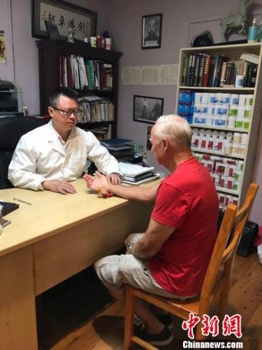 悉尼華人中醫(yī)方山在給病人診脈。　陶社蘭　攝