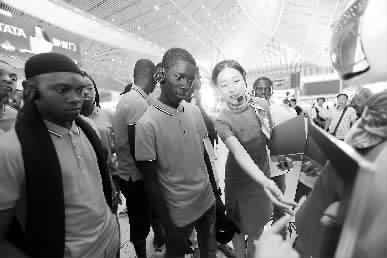 　　近日，在中國鐵建中土集團協(xié)助下，尼日利亞交通部首批60名公派留學(xué)生進入長安大學(xué)和中南大學(xué)，學(xué)習(xí)土木工程和交通運輸專業(yè)知識。圖為8月29日，留學(xué)生們在參觀亞洲最大高鐵站西安北站。閆浩 攝