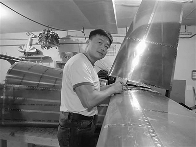 李湘宏在造他的第二架飛機。