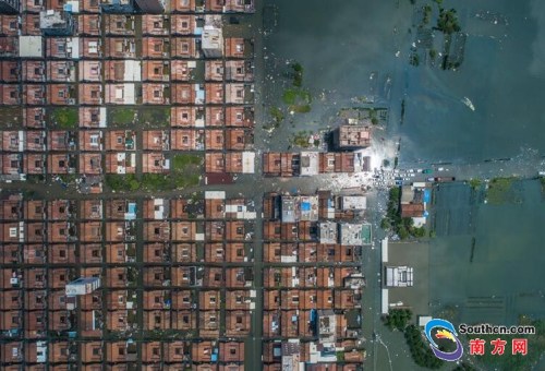 　9月2日，天氣轉(zhuǎn)晴，水位開始慢慢下降，由于受災(zāi)嚴(yán)重，汕頭潮南區(qū)司馬浦鎮(zhèn)依然被洪水圍困。南方網(wǎng)全媒體記者 張由瓊 實習(xí)生 徐杰 攝