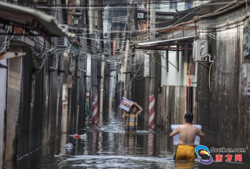 9月2日，司馬浦鎮(zhèn)司五村，居民向外搬出家里物資。南方網(wǎng)全媒體記者 張由瓊 實習(xí)生 徐杰 攝