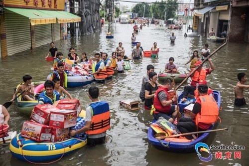 9月2日，陳店鎮(zhèn)受災(zāi)地區(qū)，救援隊給受災(zāi)群眾運送物資。南方網(wǎng)全媒體記者 張由瓊 實習(xí)生 徐杰 攝
