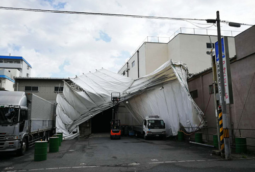 宋先生家附近一些建筑物因?yàn)榕_(tái)風(fēng)“飛燕”受到不同程度的破壞。受訪者供圖