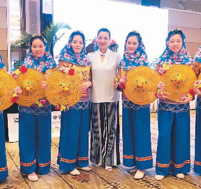 　圖為何佩蘭(中)與她的舞蹈學(xué)生合影。 　(照片由何佩蘭提供)