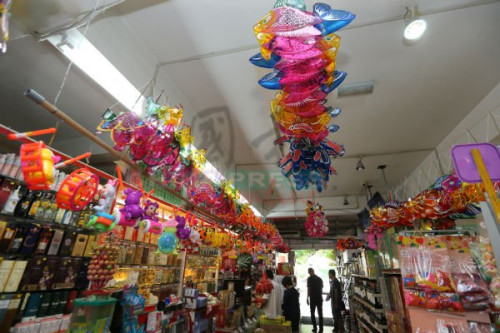 燈籠比月餅好賣，以卡通動物造型最受孩童歡迎。