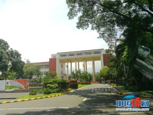 創(chuàng)立于1908年的UP，是全菲規(guī)模最大的綜合大學(xué)，是培養(yǎng)菲律賓社會精英的搖籃，曾走出7位菲律賓總統(tǒng)。　關(guān)向東 攝