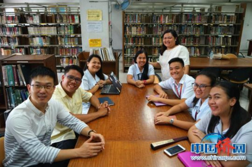 獲得“中國大使獎學(xué)金”最多的是菲律賓師范大學(xué)，已經(jīng)有120位學(xué)子獲得獎助。圖為師生們和中國駐菲大使館工作人員在一起?！￡P(guān)向東 攝