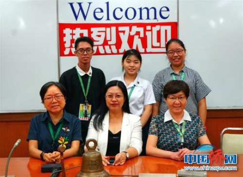 獲獎學(xué)生與中國駐菲大使館工作人員合影留念。　關(guān)向東 攝