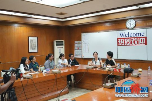 菲律賓僑中學(xué)院獲“中國大使獎學(xué)金”的學(xué)生與老師一起接受<a target='_blank' >中新社</a>等媒體采訪?！「咝l(wèi)華 攝