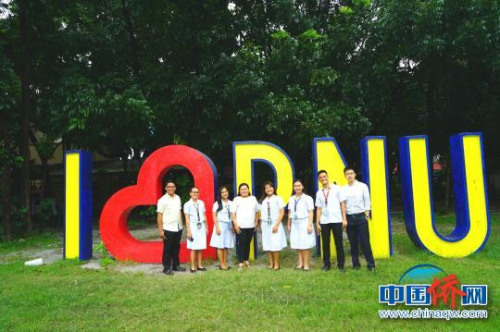 獲獎學(xué)生與中國駐菲大使館工作人員合影留念?！￡P(guān)向東 攝