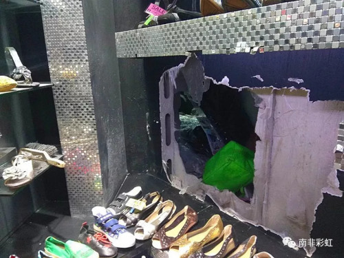 華人店鋪木質(zhì)隔墻被砸了一個(gè)大洞（南非彩虹微信公眾號(hào)）