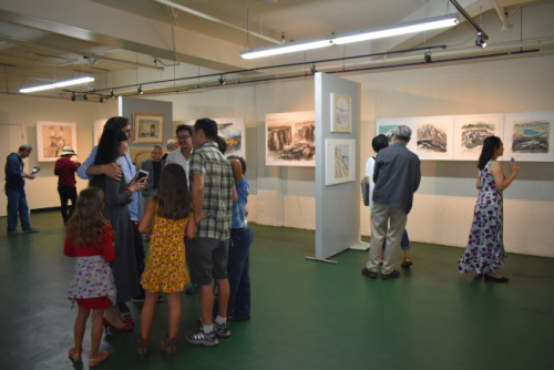 9日開幕當(dāng)天吸引了不少藝術(shù)愛好者到場參觀。(美國《世界日報》/黃少華 攝)