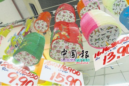 傳統(tǒng)紙燈籠雖然現(xiàn)今已較少人購(gòu)買(mǎi)，不過(guò)在中秋晚會(huì)上都會(huì)看見(jiàn)它的蹤跡。（馬來(lái)西亞《中國(guó)報(bào)》）