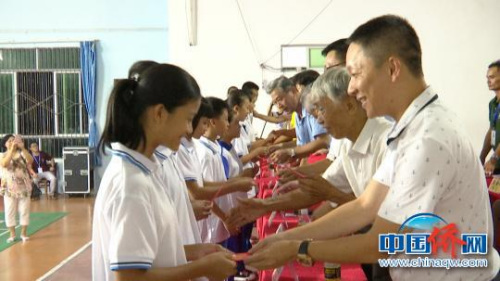 僑界愛心人士為學(xué)生頒發(fā)獎(jiǎng)金。　符白云 攝