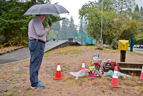 曾向警方提供信息的中國公民Jack，周一（9月10日）在中央公園悼念小雨。（加拿大《星島日報》/王學文 攝）