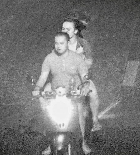 監(jiān)控錄像拍下嫌犯載著邱先生。（泰國(guó)《世界日?qǐng)?bào)》）