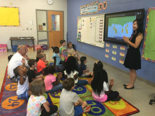 東點校長邦茲(左一)身體力行，要求學(xué)校領(lǐng)導(dǎo)團隊全部下到教學(xué)一線，未來幾年都將重點放在教學(xué)。(美國《世界日報》/李君蘭 攝)