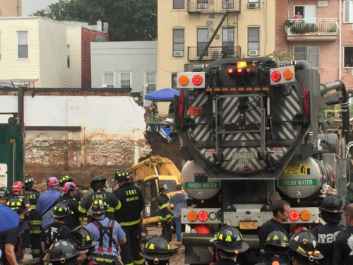 消防局動(dòng)用搶險(xiǎn)工程車進(jìn)行搜救。(記者顏潔恩/攝影)