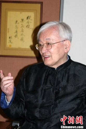 資料圖：2004年春，沈君山在新竹家中接受<a target='_blank' >中新社</a>駐點(diǎn)記者采訪。<a target='_blank' >中新社</a>記者 董會(huì)峰 攝