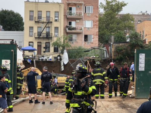 上百消防員冒雨搶救，被壓工人仍在險(xiǎn)境。(美國(guó)《世界日?qǐng)?bào)》記者洪群超/攝影)