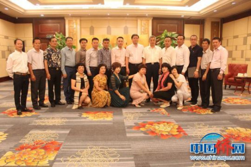 桂林市委常委、副市長董冶與菲律賓華商經貿聯(lián)合會考察團一行合影?！￡憹h寶 攝