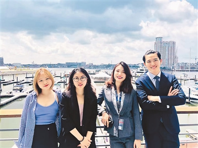 暑期課程專為剛來美國的留學生開設，為期一個月，目的是增強留學生英語口語能力、了解當?shù)匚幕?。圖為王子珺(左二)參加暑期課程時與學員合影。