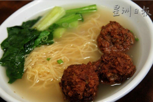 黃玉珍自己研發(fā)的獅子頭面。(馬來西亞《星洲日報》)