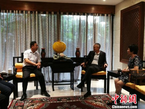 許明良(右)與湄洲媽祖祖廟人士暢敘媽祖情緣。林群華攝