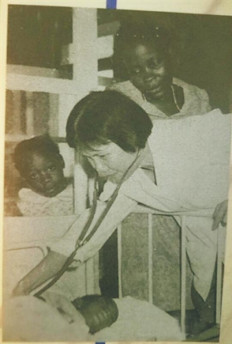 陳桂芳援非時(shí)在給病人診治。