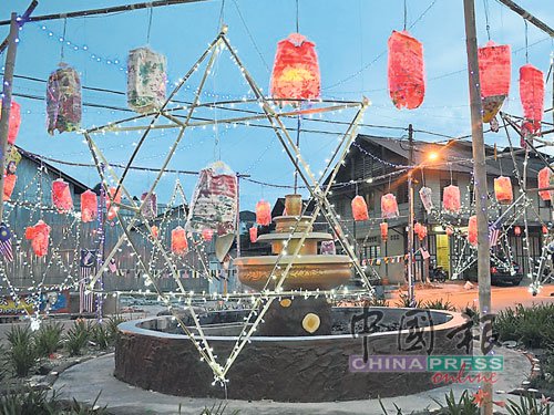 掛上巨型星星和燈籠的莫珍歪新村內(nèi)的唯一交通圈，亮燈后分外搶眼。（馬來西亞《中國報》/郭慧姍 攝）