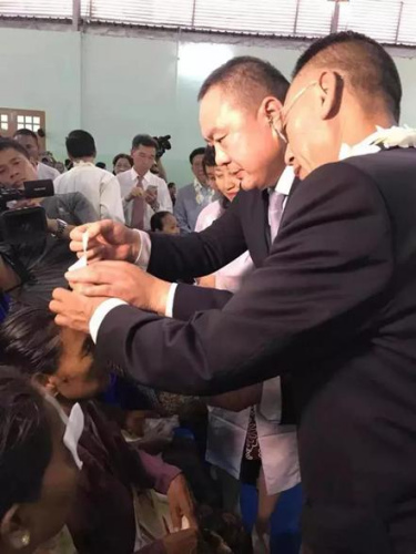 作者為緬甸術后康復的白內(nèi)障老人揭開紗布(施乾平 供圖)