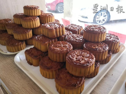 東發(fā)餅家堅持只制作傳統(tǒng)月餅，且餅皮烤的比較深色，增加手工月餅的嘗鮮時間。（馬來西亞《星洲日報》）